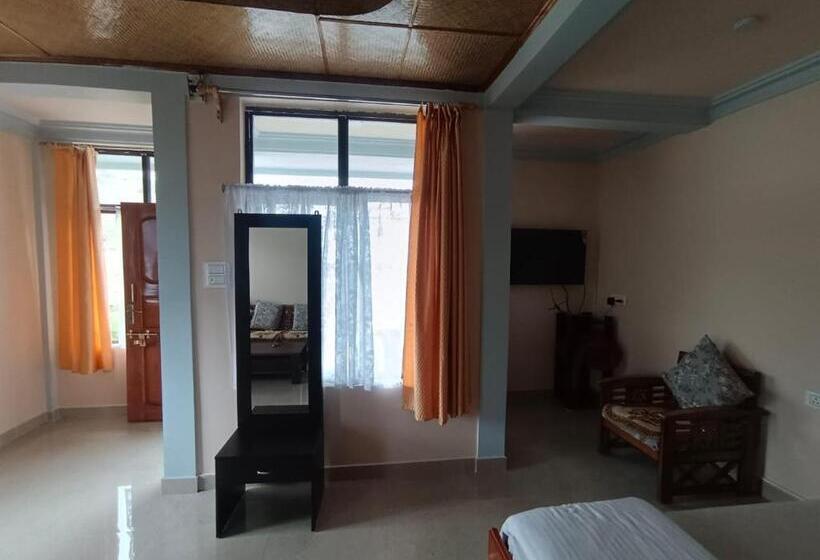 פנסיון Sohra Plaza Resort