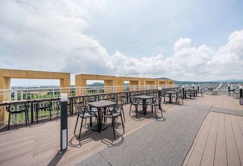 Отель Golden Tulip Jeju Seongsan