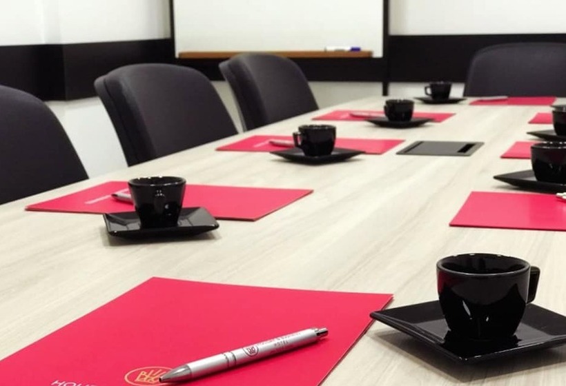 Holiday & Business Hotel Em Frente Ao Centro De Eventos E Arena Conda