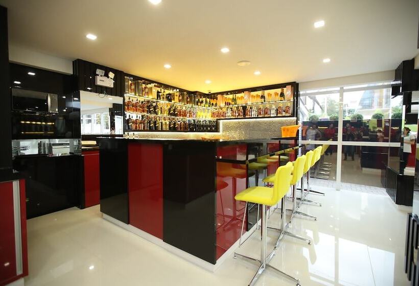 Holiday & Business Hotel Em Frente Ao Centro De Eventos E Arena Conda