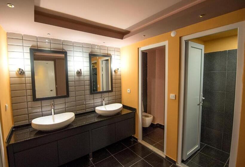 Sakura Hostel & Pub