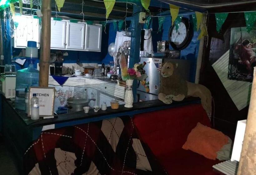 فندق صغير Hostal Cafe Axel