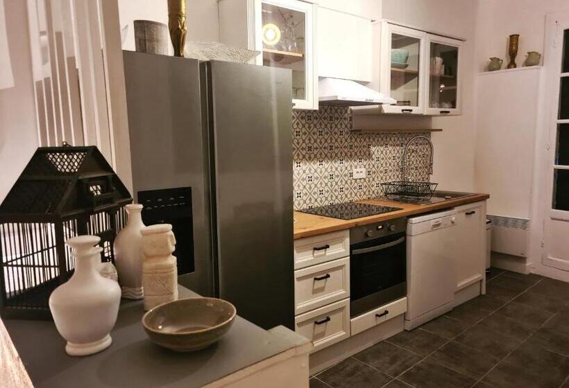 مبيت وإفطار Gîte En Face Du Château De Nizas, Renovation Totale Et Changement De Proprietaire, 4 Chambres D Hôte