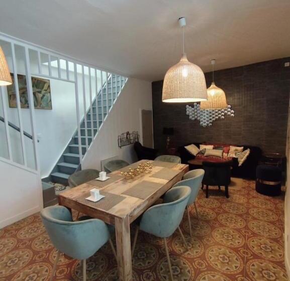 مبيت وإفطار Gîte En Face Du Château De Nizas, Renovation Totale Et Changement De Proprietaire, 4 Chambres D Hôte