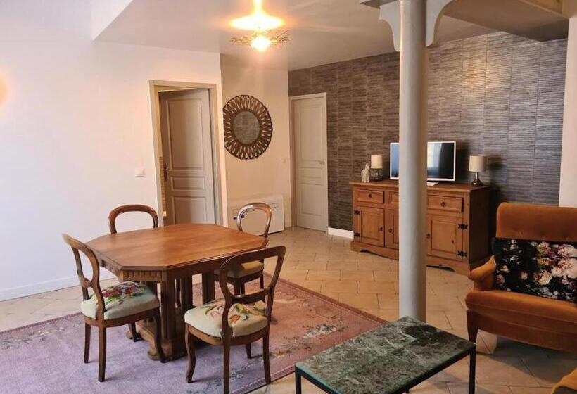 مبيت وإفطار Gîte En Face Du Château De Nizas, Renovation Totale Et Changement De Proprietaire, 4 Chambres D Hôte