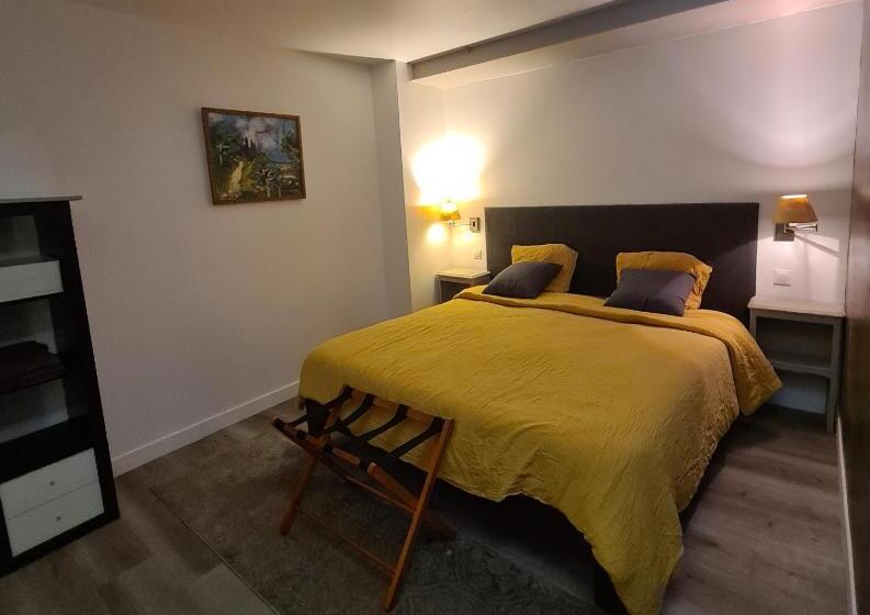 مبيت وإفطار Gîte En Face Du Château De Nizas, Renovation Totale Et Changement De Proprietaire, 4 Chambres D Hôte