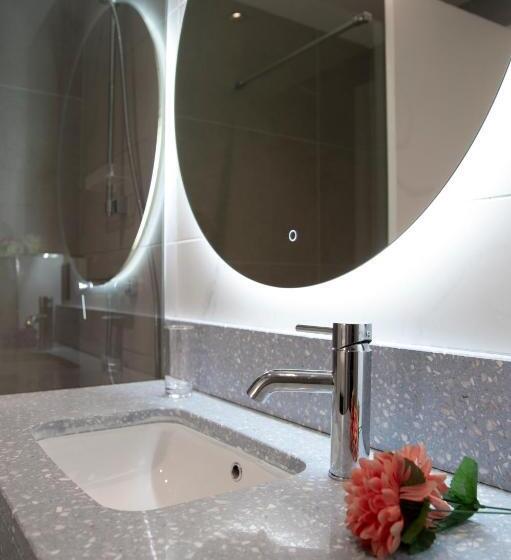 تختخواب و صبحانه King Charles