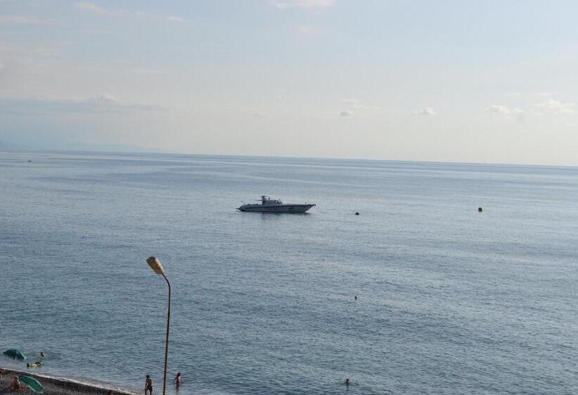 هتل Beach Front Seaside