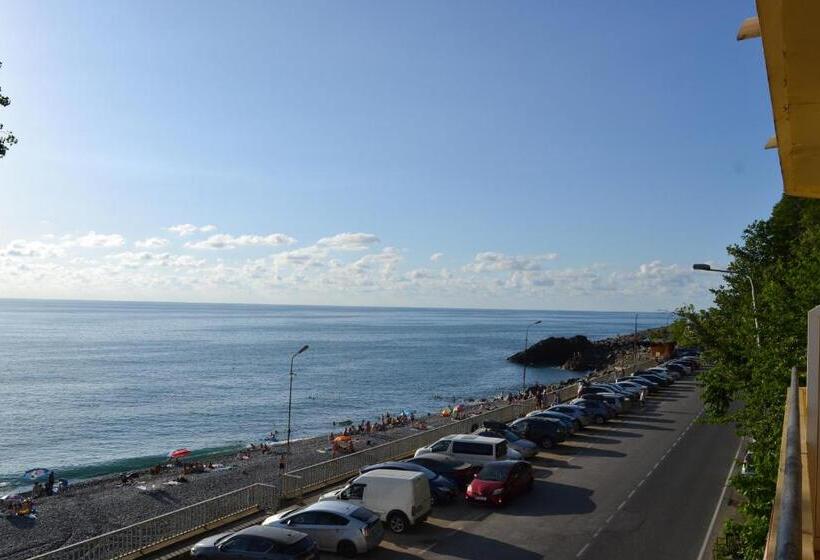 هتل Beach Front Seaside