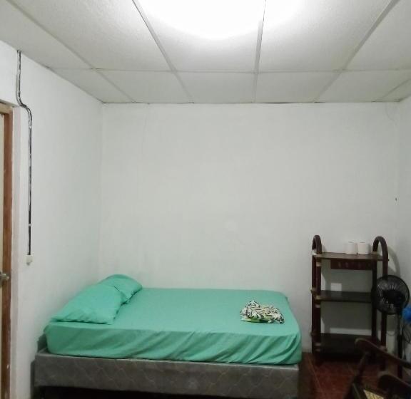 カプセルホテル Mama Cita Café House