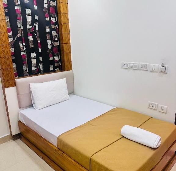 בית מלון כפרי Embassy Grand Boarding And Lodging