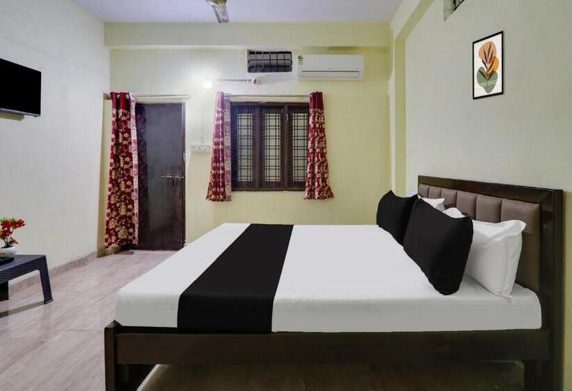 Отель Oyo Family Lodge