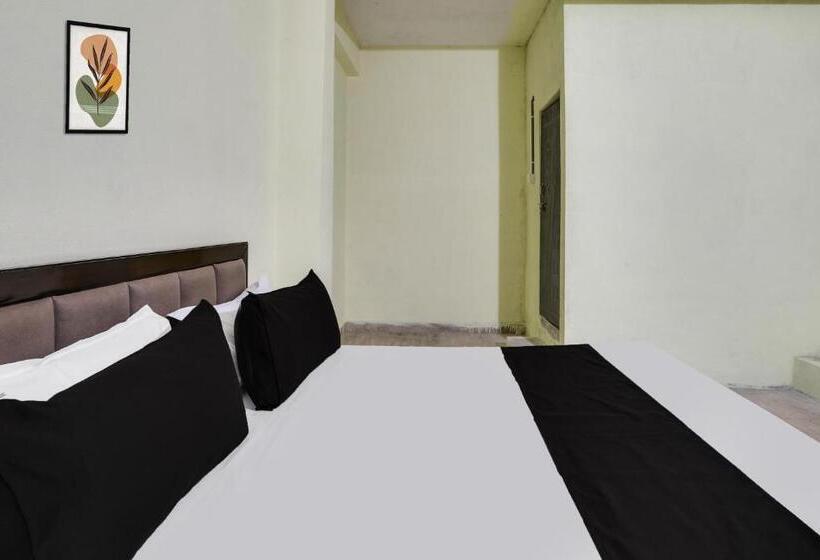 Отель Oyo Family Lodge