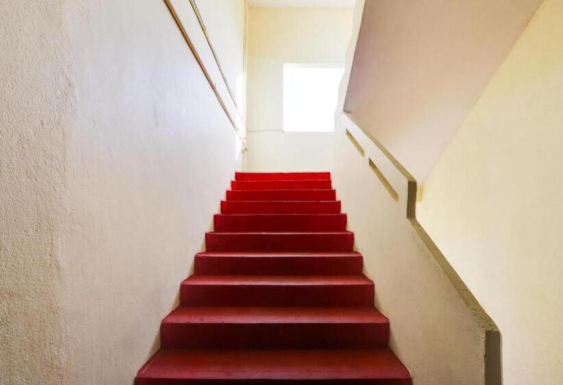 Отель Oyo Family Lodge