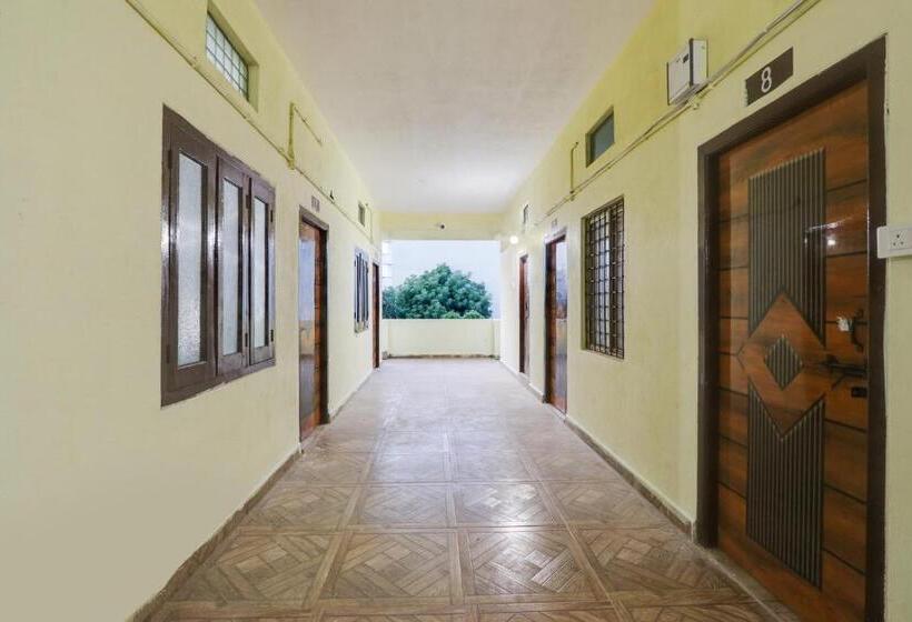 Отель Oyo Family Lodge