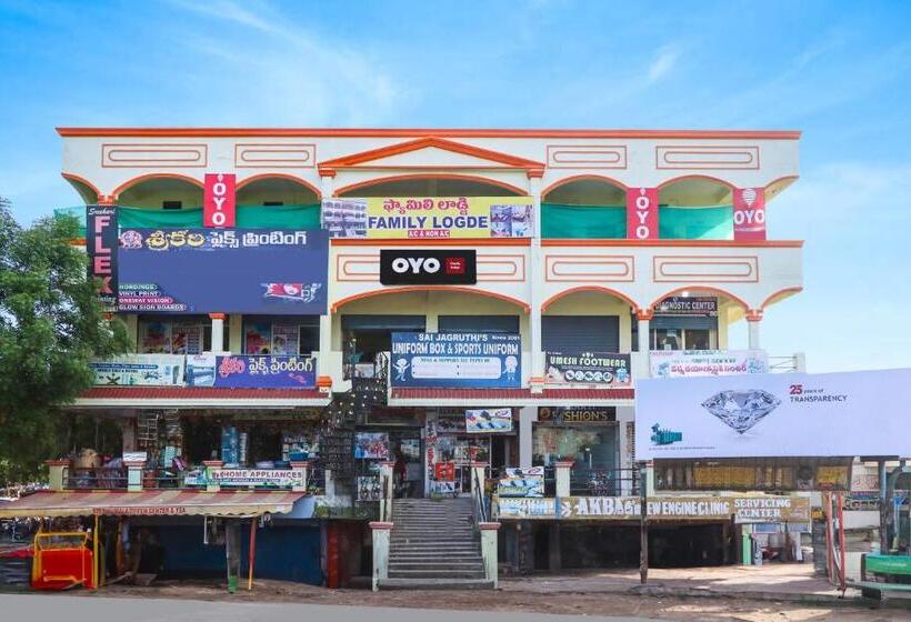 Отель Oyo Family Lodge