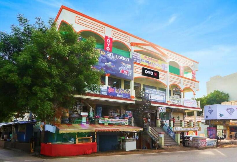 Отель Oyo Family Lodge