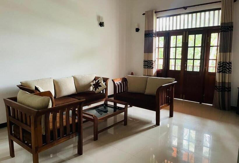 Отель Paradise Stays Bentota