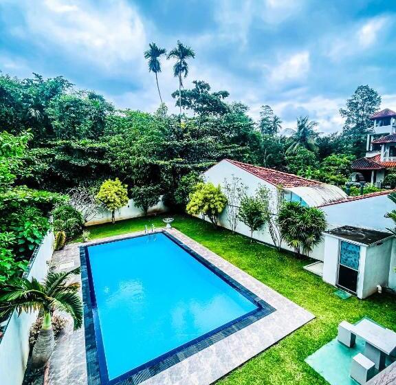 Отель Paradise Stays Bentota