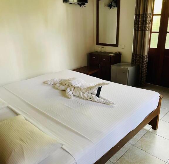 Отель Paradise Stays Bentota