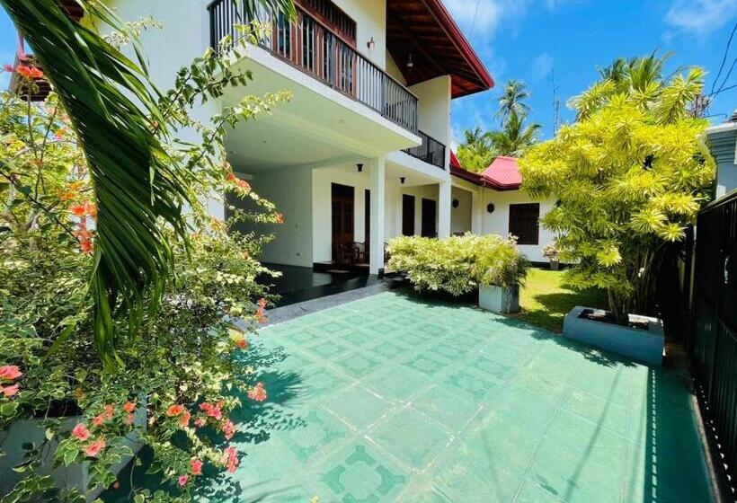 Отель Paradise Stays Bentota