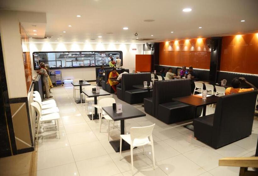 Отель Royalstay Main