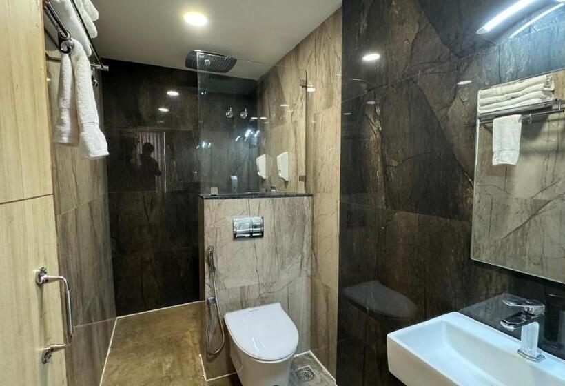 Отель Royalstay Main