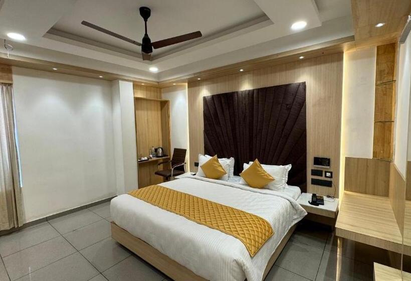 Отель Royalstay Main