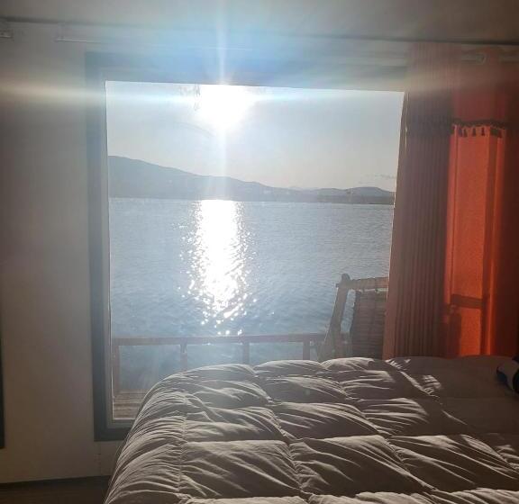 בית מלון כפרי Uros Suma Qhota Lodge