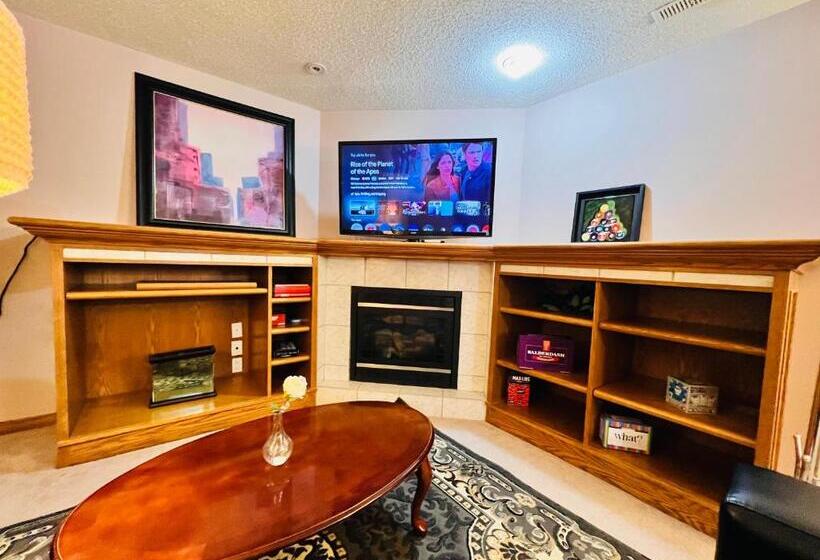 פנסיון A Classic Homely Basement Suite!