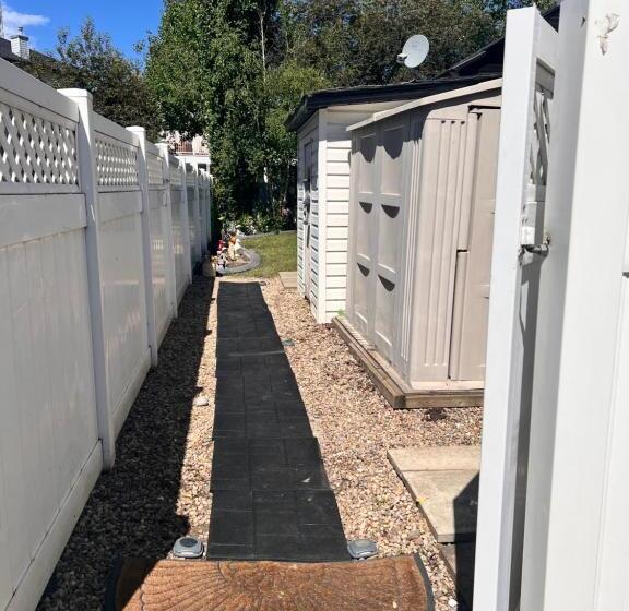 פנסיון A Classic Homely Basement Suite!