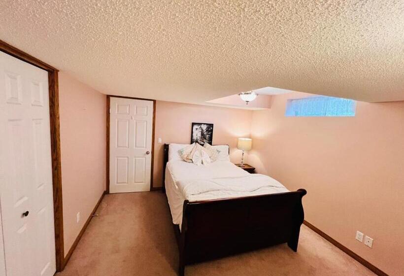 بنسيون A Classic Homely Basement Suite!