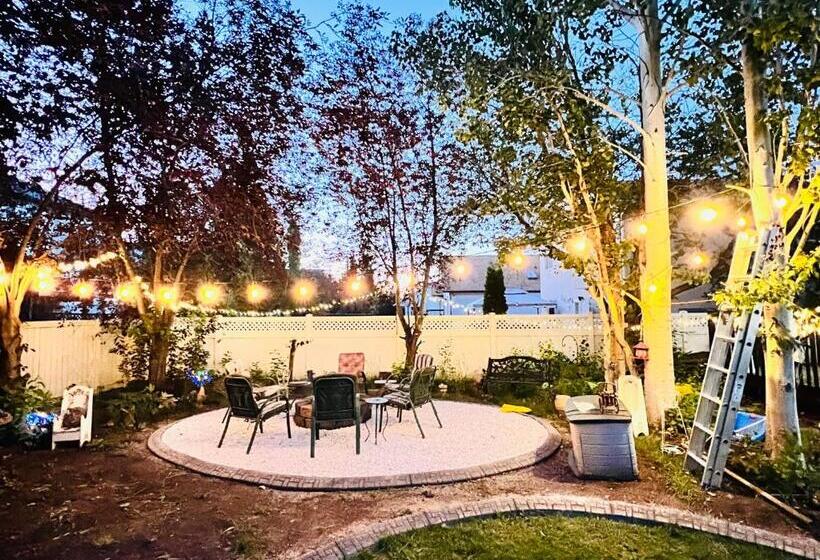 פנסיון A Classic Homely Basement Suite!