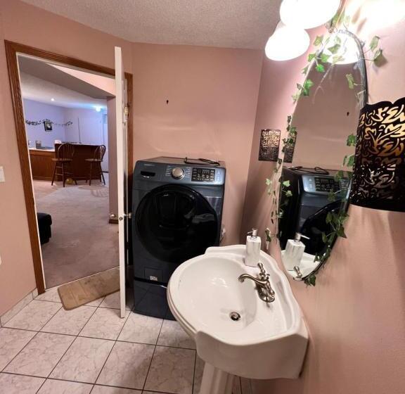 פנסיון A Classic Homely Basement Suite!