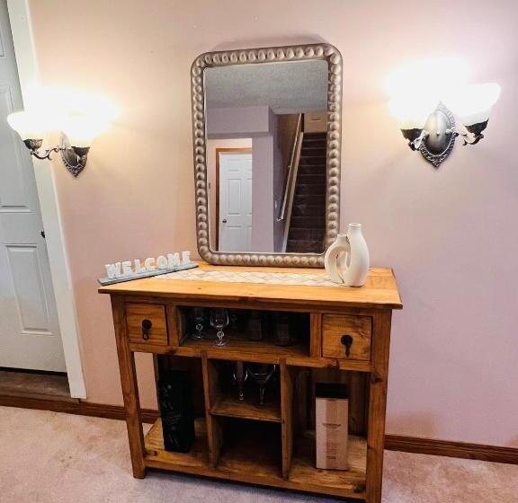 بنسيون A Classic Homely Basement Suite!