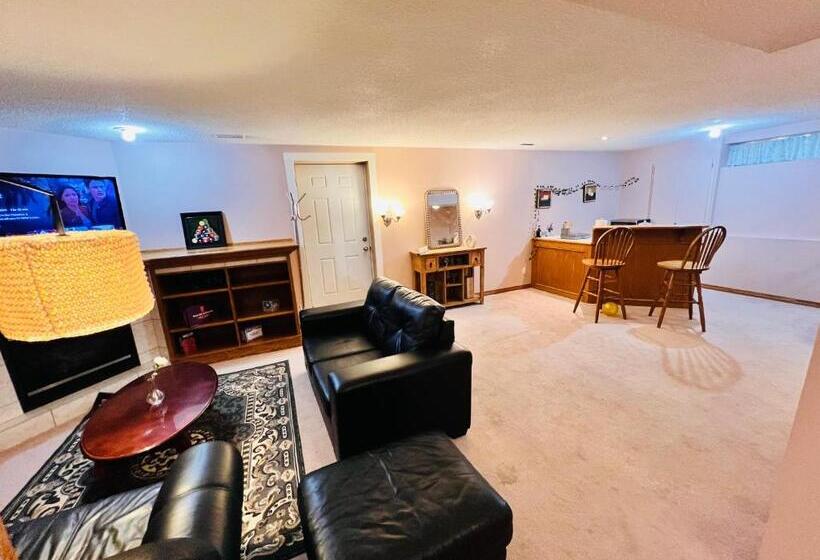 بنسيون A Classic Homely Basement Suite!