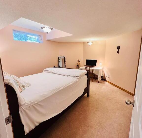بنسيون A Classic Homely Basement Suite!