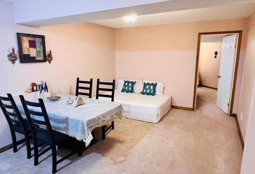 פנסיון A Classic Homely Basement Suite!