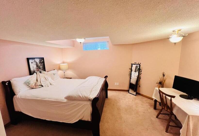 بنسيون A Classic Homely Basement Suite!