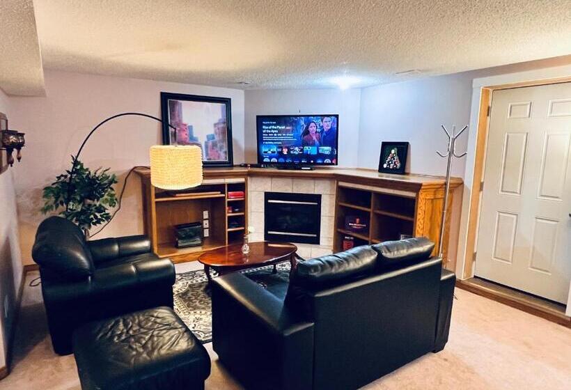 بنسيون A Classic Homely Basement Suite!