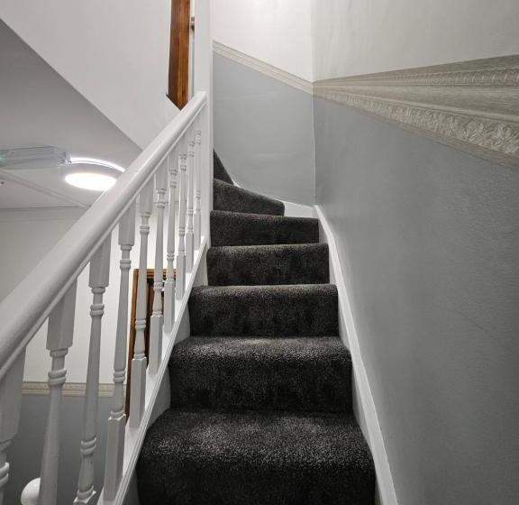 Пансион Affordable Rooms With Kitchen Near Station Overnight Free Parking 6pm To 8am