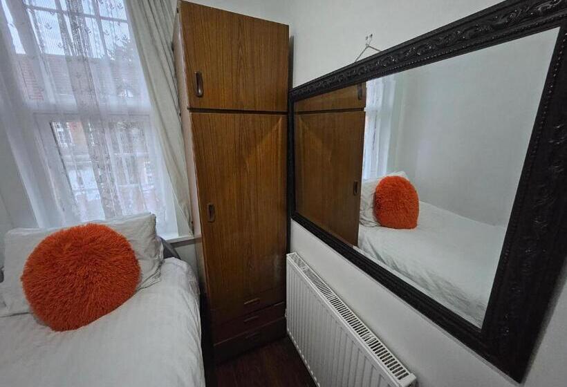 Пансион Affordable Rooms With Kitchen Near Station Overnight Free Parking 6pm To 8am