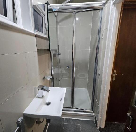 Пансион Affordable Rooms With Kitchen Near Station Overnight Free Parking 6pm To 8am