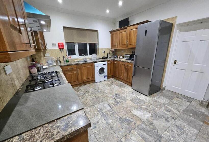 Пансион Affordable Rooms With Kitchen Near Station Overnight Free Parking 6pm To 8am