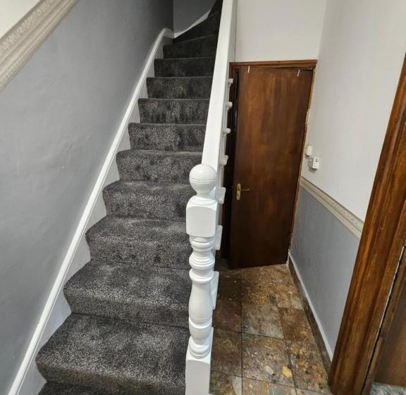 Пансион Affordable Rooms With Kitchen Near Station Overnight Free Parking 6pm To 8am