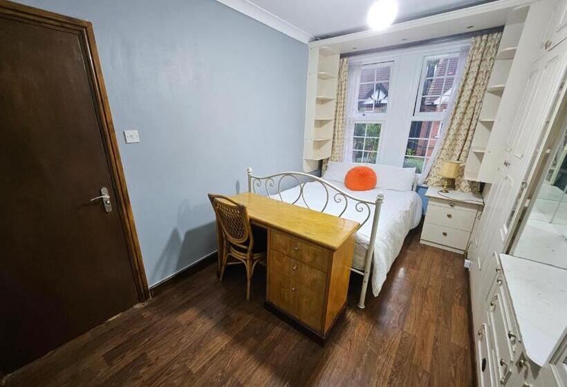 Пансион Affordable Rooms With Kitchen Near Station Overnight Free Parking 6pm To 8am