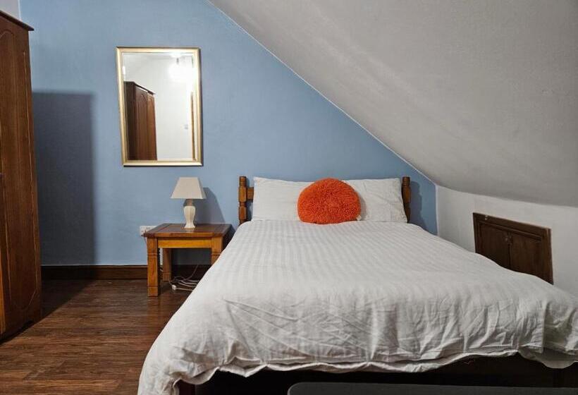 Пансион Affordable Rooms With Kitchen Near Station Overnight Free Parking 6pm To 8am