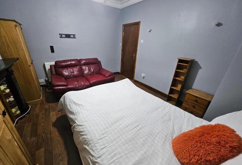 Пансион Affordable Rooms With Kitchen Near Station Overnight Free Parking 6pm To 8am