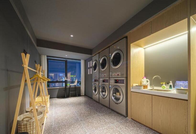 Atour Hotel Zhengzhou Erqi Plaza David City