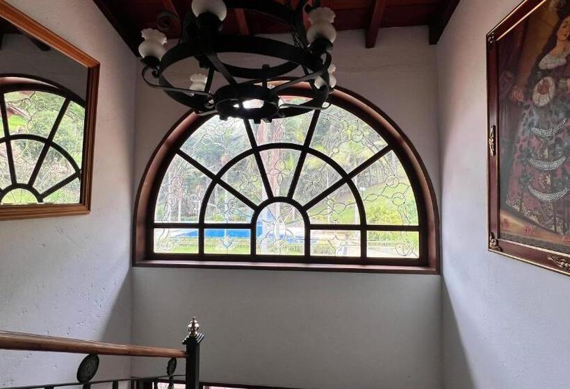 Autenthico Sajonia Hotel Aeropuerto